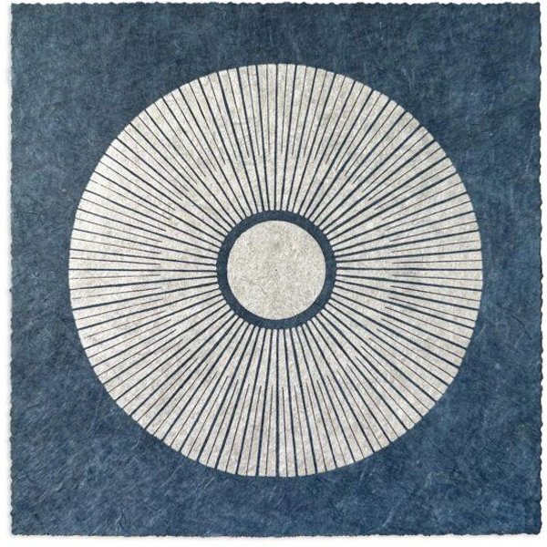 Veskor Cassiopeia CENTRAL SUN Sonnen Linoldruck | 22 × 22 cm | Silber auf Indigoblau