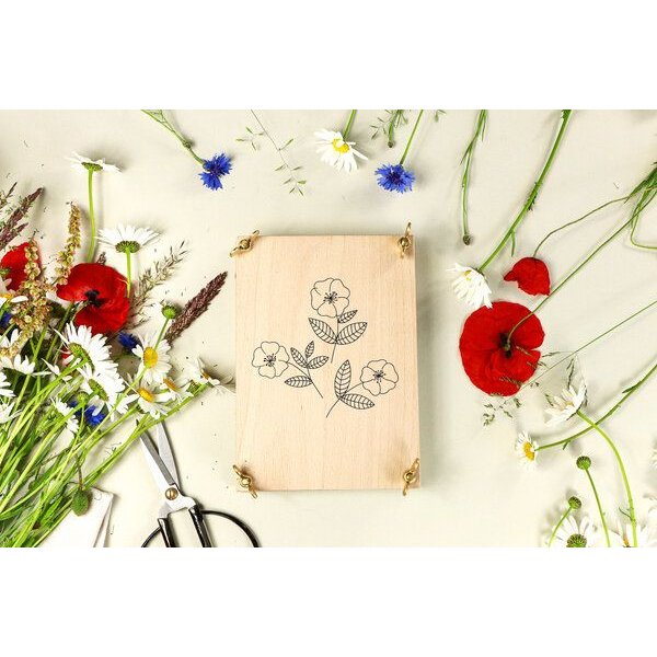 STUDIO KARAMELO BLUMENPRESSE aus Buchenholz HECKENROSE