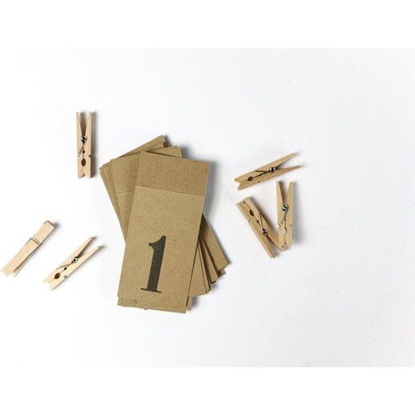 STUDIO KARAMELO Adventskalenderzahlen Anhänger aus Kraftpapier | natur