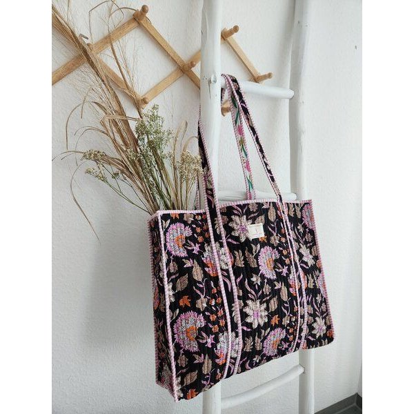 Haus of Namaste Maximalistische schwarze Tragetasche aus 100 % Bio-Baumwolle | Gesteppte Tragetasche aus Baumwolle | Handtasche mit rosa und lila Blumenblockdruck | Nachhaltig, ethisch und fair