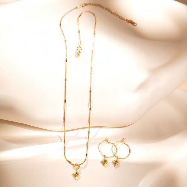 ELEKTROPULLI Superfeine zeitlose Kette 1mm schmal mit mini Ornament Anhänger, Set mit Ohrringen