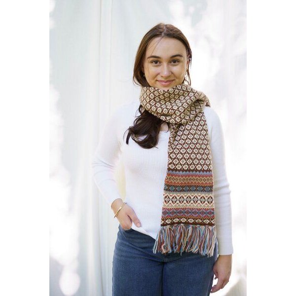 Haus of Namaste Handgefertigter Fair-Isle-Schal aus 100 % Lammwolle: Karamellbrauner Winterschal | Hergestellt in Nepal | Nachhaltig, fair und ethisch.