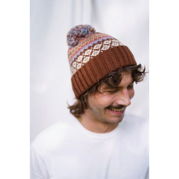 Haus of Namaste Handgemachte Lammwollmütze mit Bommel | Nordische Fair-Isle-Strickmütze | Braun- und Erdtöne | Ethisch, nachhaltig und fair