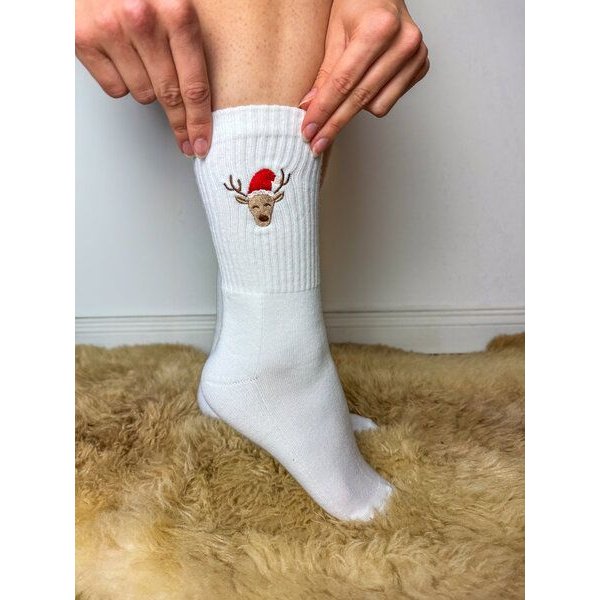 sticknic Socken mit Weihnachts Rentier Motiv gestickt - Minimalistische Stickerei - Tennissocken - Kuschelsocken - Geschenk Weihnachten - Weihnachtssocken