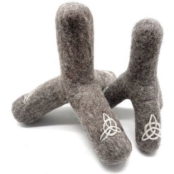Wooliie Triquetra Stick – handgefertigtes Spielzeug aus 100 % naturbelassener Schurwolle