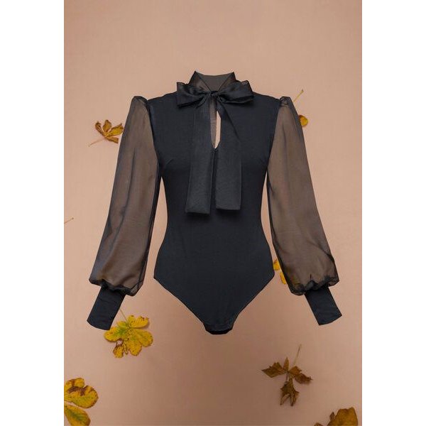 Atelier SNOW Body Odessa mit Schleifenkragen und Puffärmeln