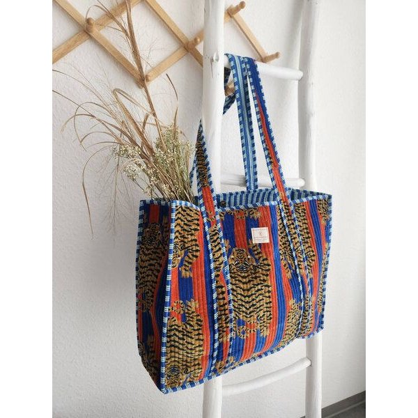 Haus of Namaste Wendbare Tasche aus Baumwollsamt | Gesteppter Designer-Look | Tibetisches Tigermotiv in Blau und Rot | Vegane Farben, fair und ethisch produziert