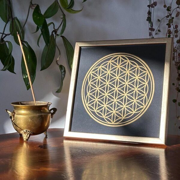 Veskor Cassiopeia Gerahmt | BLUME DES LEBENS I Heilige Geometrie Linoldruck | 20 × 20 cm in 22 × 22 cm Rahmen | Gold auf Schwarz