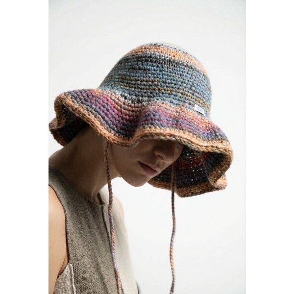 KnitToChange Handgehäkelte Bucket Hat mit breiter Krempe – Multicolor