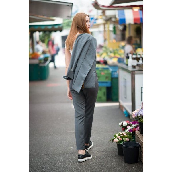 Yuna Miray taillierte, schmal geschnittene, elegante Hose aus 100% kbt Merinowolle "Cigarette" in schwarz & anthra