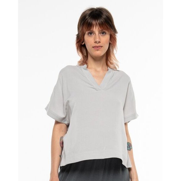 Alma & Lovis Edles Blusenshirt aus fließendem EcoVero | V-Neck Blouse