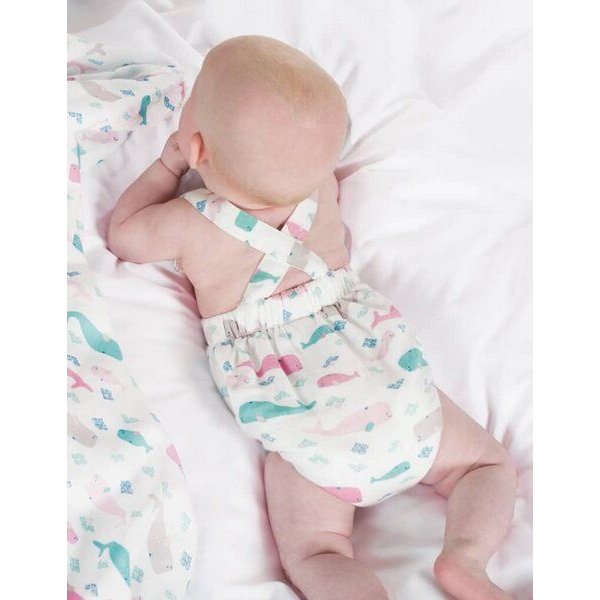 Frugi Sommer-Baby-Latzhose Walfisch-Print in weiss-rosa-türkis