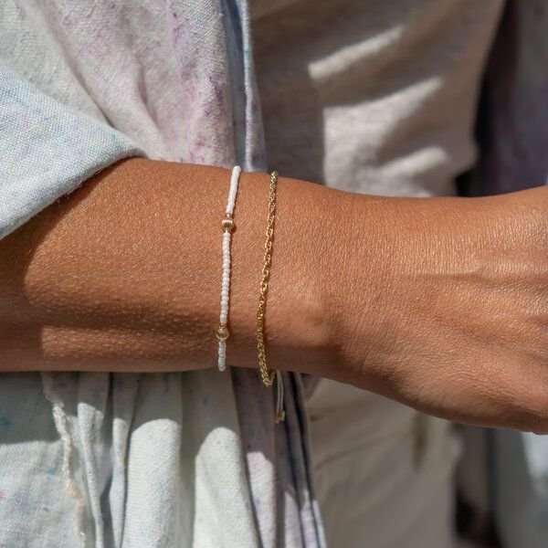 juni Armband Set Gold - verstellbares Goldarmband mit cremeweißen Perlenarmband - hergestellt in Deutschland