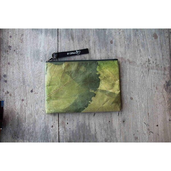BY COPALA Nachhaltige 15–16 Zoll Laptoptasche aus Teak-Blattleder | Gefütterte vegane Laptop Hülle / Laptop Sleeve, handgemacht & wasserabweisend – Unikat Schutzhülle für MacBook Pro/Air, Lenovo & HP in grün