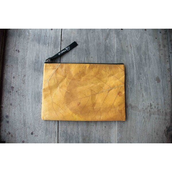 BY COPALA Nachhaltige 15–16 Zoll Laptoptasche aus Teak-Blattleder | Gefütterte vegane Laptop Hülle / Laptop Sleeve, handgemacht & wasserabweisend – Unikat Schutzhülle für MacBook Pro/Air, Lenovo & HP in gelb