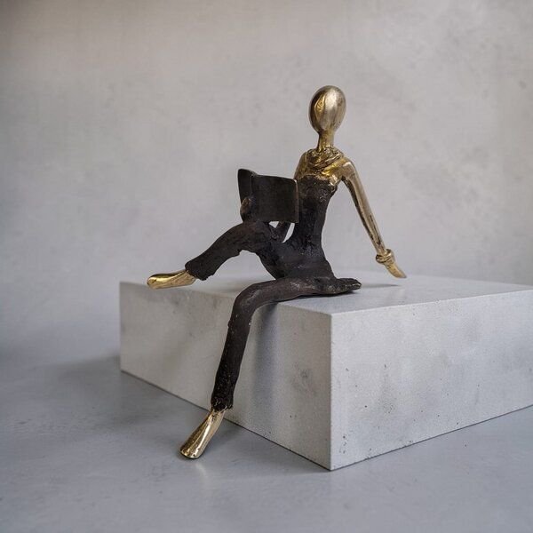 Moogoo Creative Africa Bronze-Skulptur "Lesende Grazie" | Unikate | verschiedene Farben