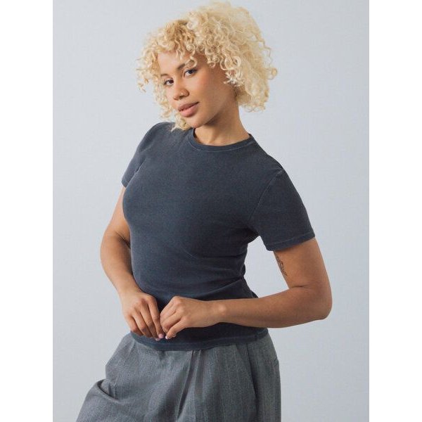 Honest Basics Damen Geripptes Slim Fit T-Shirt aus Bio- und recycelter Baumwolle
