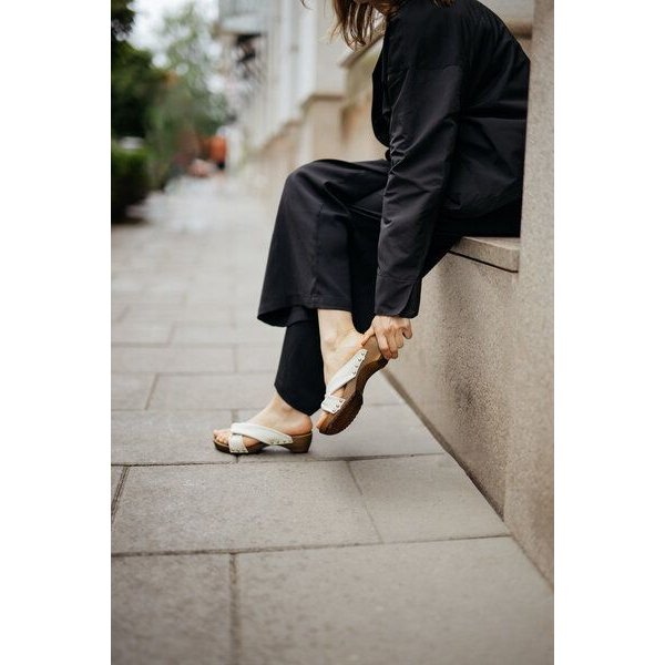 AGAZI TAKE ME TO TOKYO (beige) – vegane Clogs aus Traubenleder