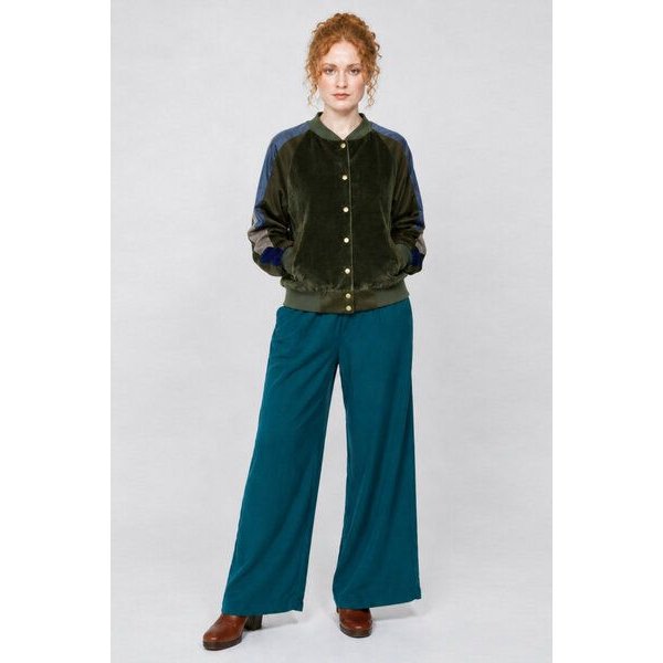 ein garten Studios College Jacke aus Baumwollsamt & TENCEL – soft, sportlich, bewusst