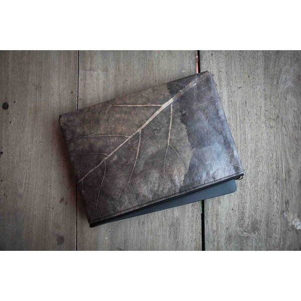 BY COPALA Nachhaltige 15–16 Zoll Laptoptasche aus Teak-Blattleder | Gefütterte vegane Laptop Hülle / Laptop Sleeve, handgemacht & wasserabweisend – Unikat Schutzhülle für MacBook Pro/Air, Lenovo & HP in grau - metallic / dunkelbraun