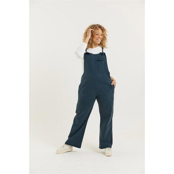 Flax and Loom Tencel-Baumwoll Latzhose Relaxed Fit Modell: Lou Barker