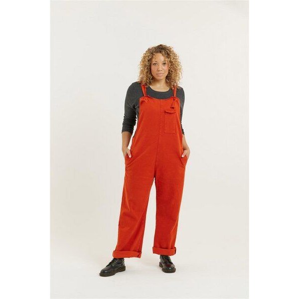 Flax and Loom Tencel-Baumwoll Latzhose Relaxed Fit Modell: Lou Barker