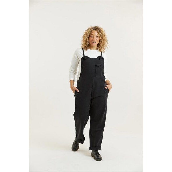 Flax and Loom Tencel-Baumwoll Latzhose Relaxed Fit Modell: Lou Barker