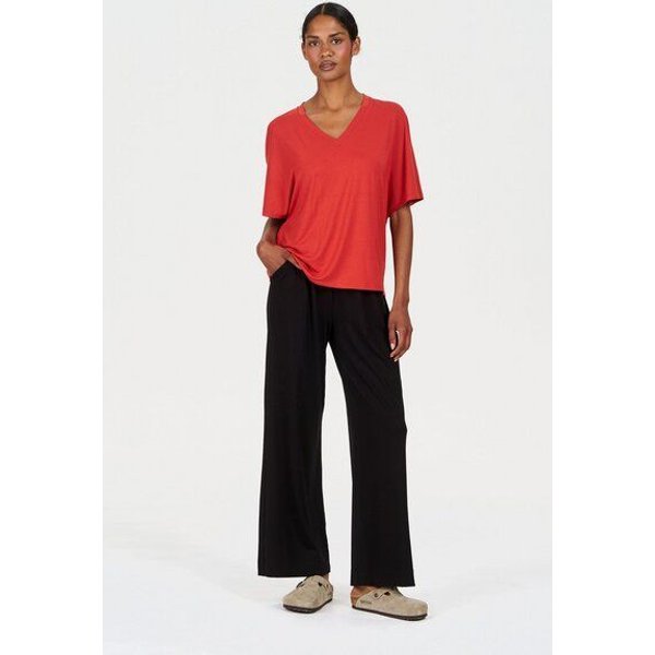 Komodo Modal Straight-Fit Stoffhose Modell: Binita