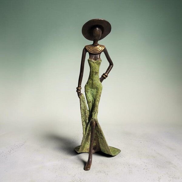 Moogoo Creative Africa Bronze-Skulptur "Femme élégante avec chapeau" by Soré