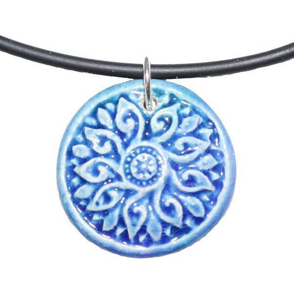 Schönes aus Indochina Schmuck aus Keramik, Anhänger Blume und Fächer am Kautschukcollier