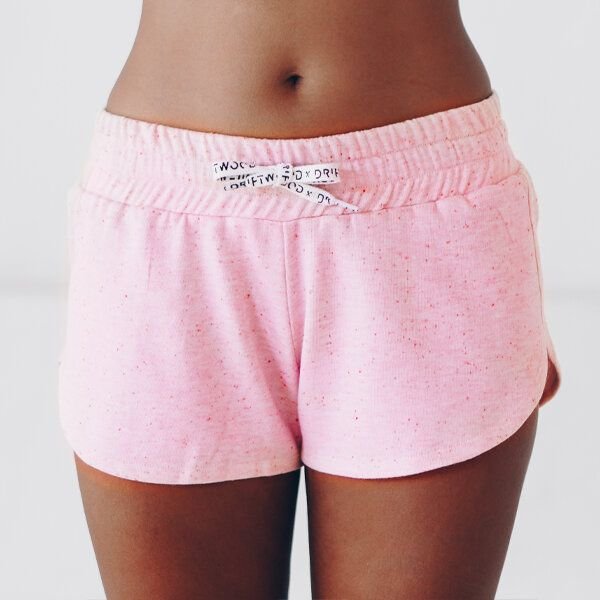 The Driftwood Tales Kurze, sportliche Damenhose mit breitem Bund und DRIFTWOOD-Kordelzug