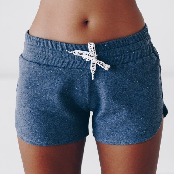 The Driftwood Tales Kurze, sportliche Damenhose mit breitem Bund und DRIFTWOOD-Kordelzug