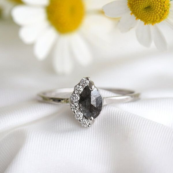 Eppi Verlobungsring mit Marquise Salt and Pepper Diamant Susi