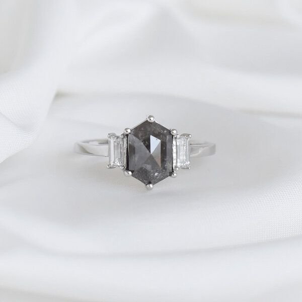 Eppi Ring mit Salt and Pepper Diamant und Saphiren Nadiia