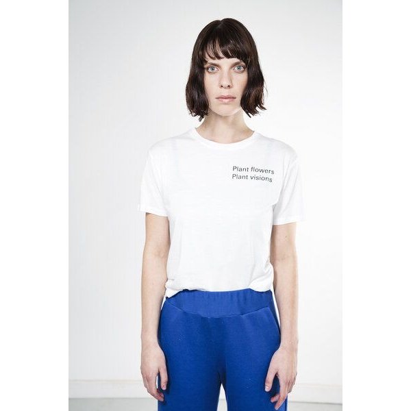 ein garten Studios Basic T-Shirt plant flowers plant visions