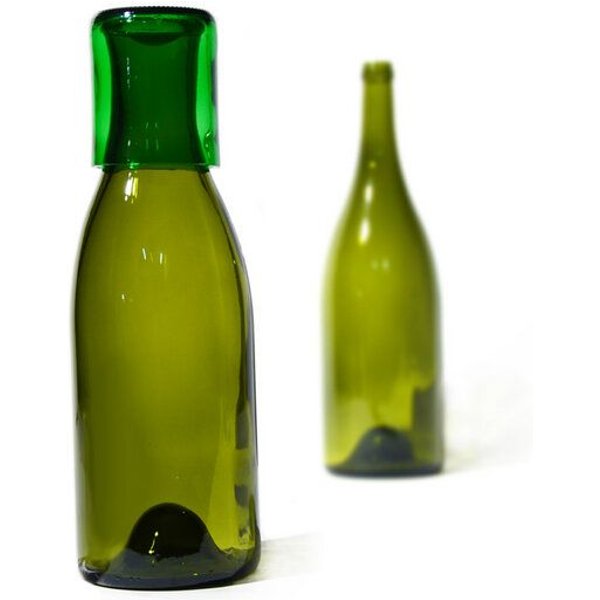 SAMESAME Upcycling Glaskaraffe aus Magnum-Burgunderflasche mit grünem Becher (1,5 l)