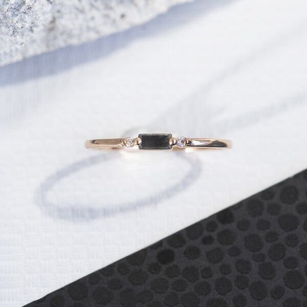 Eppi Ring mit einem Salt and Pepper in Baguette-Form und Diamanten Isma