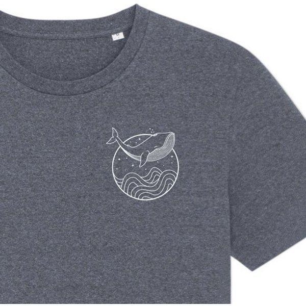 vis wear Wal zwischen Ozean und Wellen - Unisex T-Shirt - Recycled Bio Baumwolle