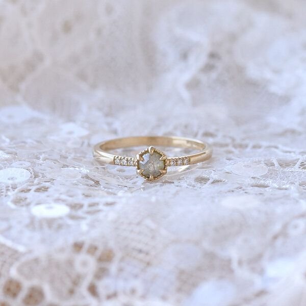 Eppi Goldring mit gelben Salt'n'Pepper Diamant Granella