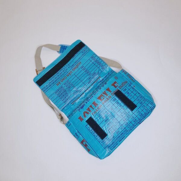 REFISHED fair fashion Tasche 'MESSENGER BAG' - upcycelte Fischfuttersäcke