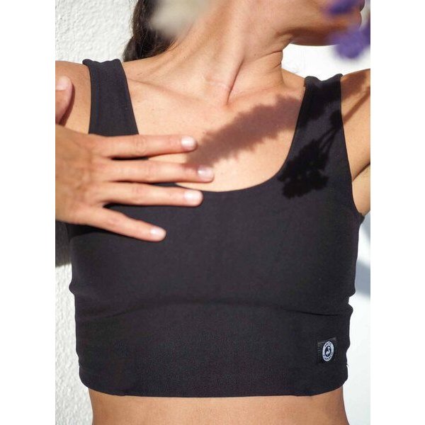 Arctic Flamingo Minimalistisches Yoga Top aus TENCEL Lyocell Faser - Yoga Croptop - Cropped Sporttop aus Naturfasern. Vorderteil doppellagig.