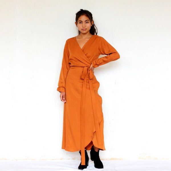 ManduTrap Langärmeliges TENCEL Wickelkleid „Falta“ – Cognac oder Schwarz