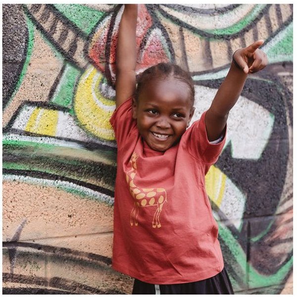 Kipepeo-Clothing Kinder T-Shirt GIRAFFE Marsala Rot. Made in Kenya