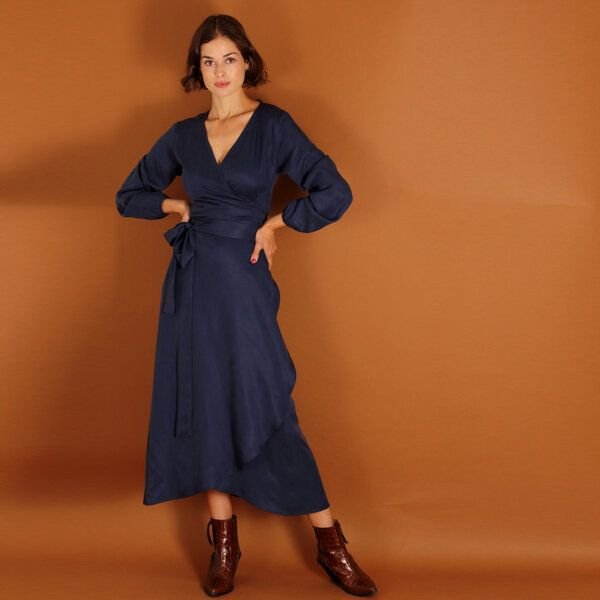 ManduTrap Langärmeliges TENCEL Wickelkleid „Tara“ – Blau oder Berry