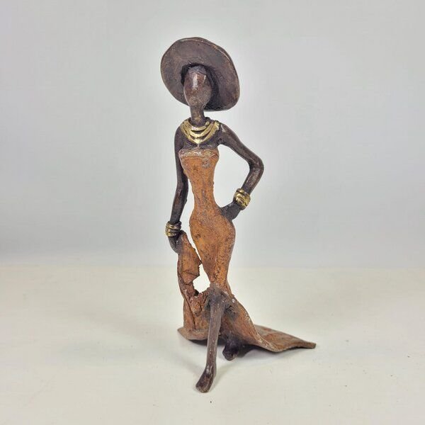 Moogoo Creative Africa Bronze-Skulptur "Femme élégante avec chapeau" by Soré