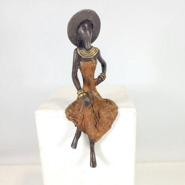 Moogoo Creative Africa Bronze-Skulptur "Femme assise avec chapeau" by Soré