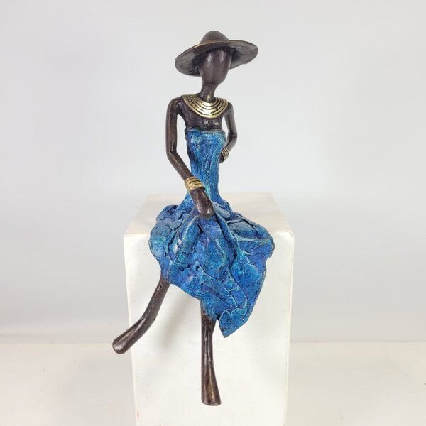 Moogoo Creative Africa Bronze-Skulptur "Femme assise avec chapeau" by Soré