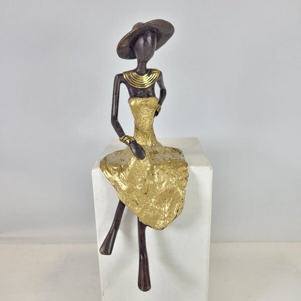 Moogoo Creative Africa Bronze-Skulptur "Femme assise avec chapeau" by Soré