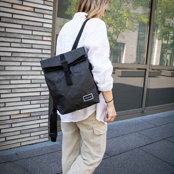 Paper & Sons Rucksack aus Kraftpapier Oak, Rolltop Rucksack Damen & Herren, 13 Zoll Laptopfach, 10 l, vegan, wasserabweisend