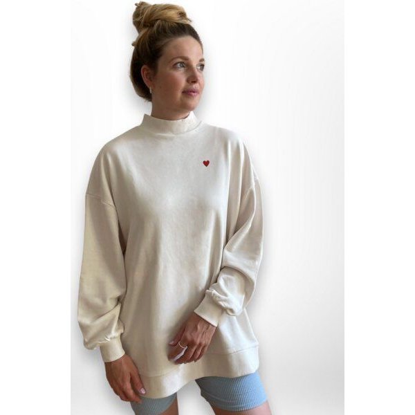 noemvri fashion label oversized Sweatshirt Turtleneck mit einem Herz auf der Brust